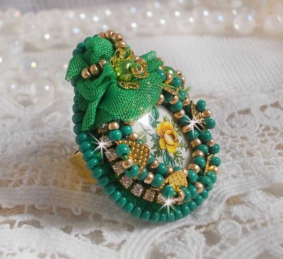 Beautiful Emerald ring with a ceramic cabochon composed of a yellow and green rose