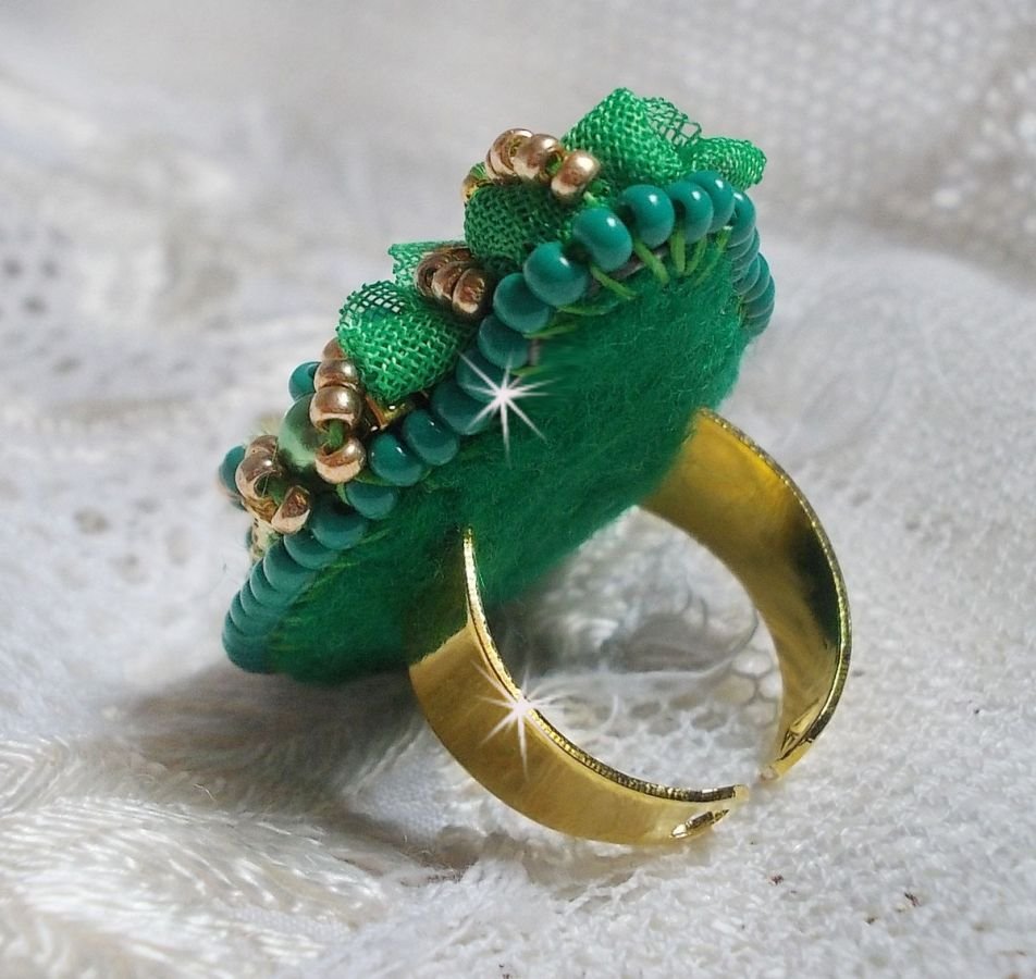 Beautiful Emerald ring with a ceramic cabochon composed of a yellow and green rose