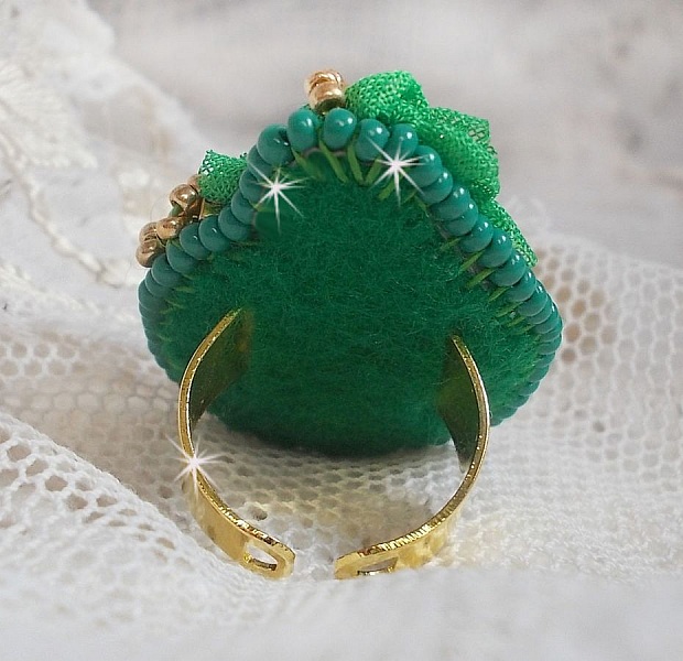 Beautiful Emerald ring with a ceramic cabochon composed of a yellow and green rose