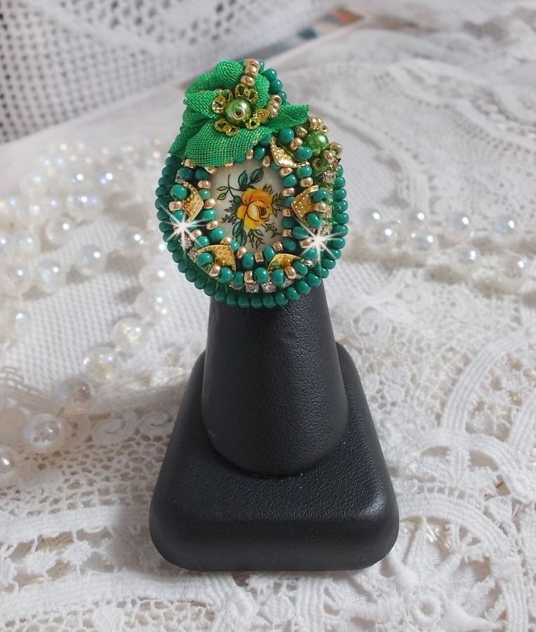 Beautiful Emerald ring with a ceramic cabochon composed of a yellow and green rose