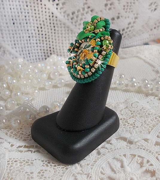 Beautiful Emerald ring with a ceramic cabochon composed of a yellow and green rose