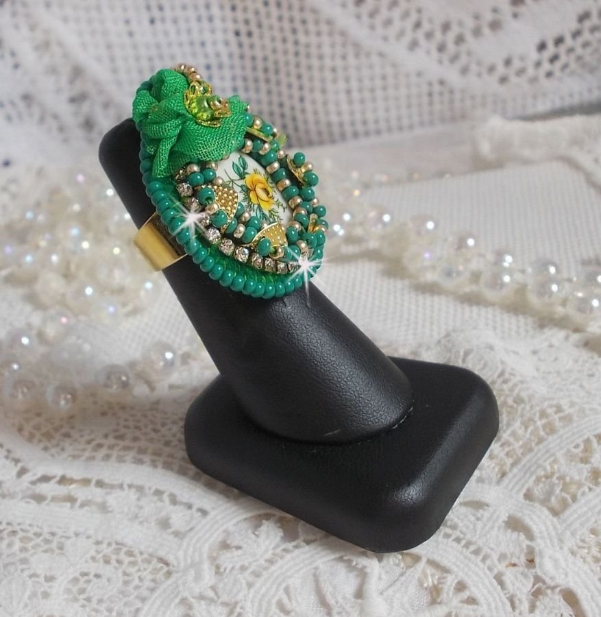 Beautiful Emerald ring with a ceramic cabochon composed of a yellow and green rose