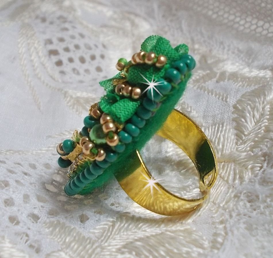 Beautiful Emerald ring with a ceramic cabochon composed of a yellow and green rose