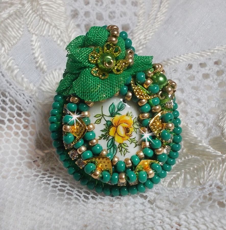 Beautiful Emerald ring with a ceramic cabochon composed of a yellow and green rose