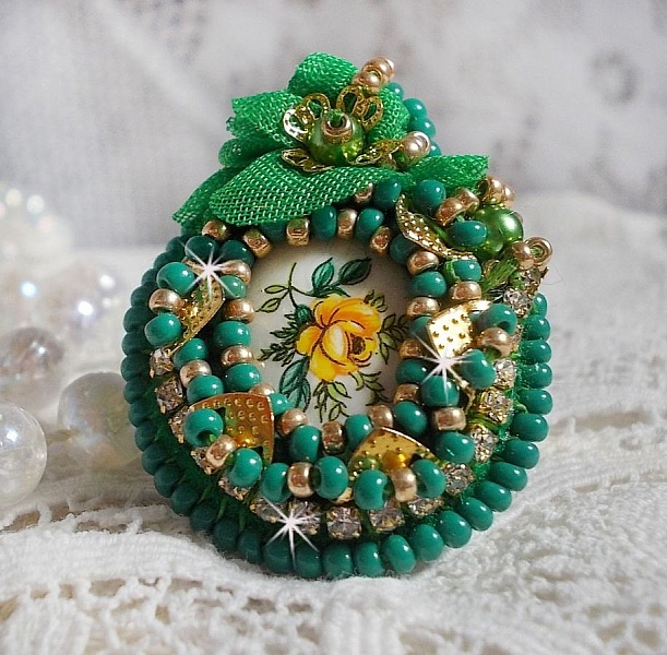 Beautiful Emerald ring with a ceramic cabochon composed of a yellow and green rose