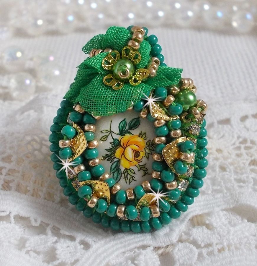 Beautiful Emerald ring with a ceramic cabochon composed of a yellow and green rose