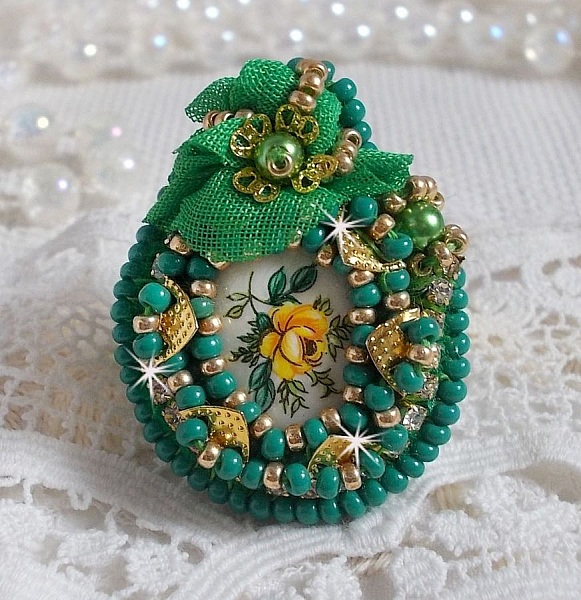 Beautiful Emerald ring with a ceramic cabochon composed of a yellow and green rose