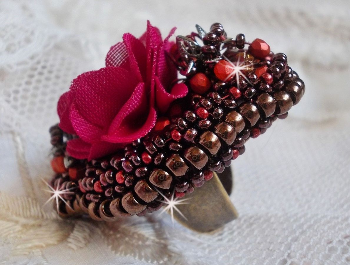 Bague  Belle Hélène brodée avec une fleur en tissu, une Calcite jaune/blanc et des rocailles.