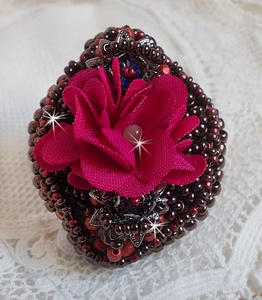 Bague  Belle H&eacute;l&egrave;ne brod&eacute;e avec une fleur en tissu, une Calcite jaune/blanc et des rocailles.