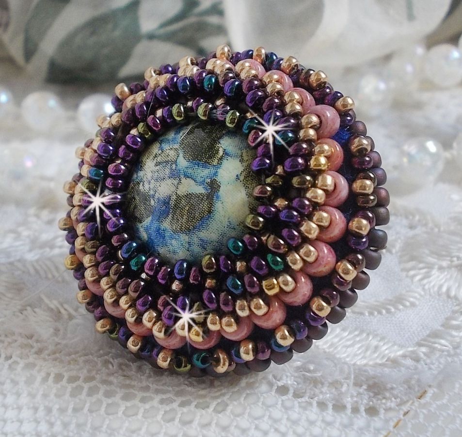 Bonjour Paris ring embroidered with a marbled resin cabochon and Miyuki seed beads