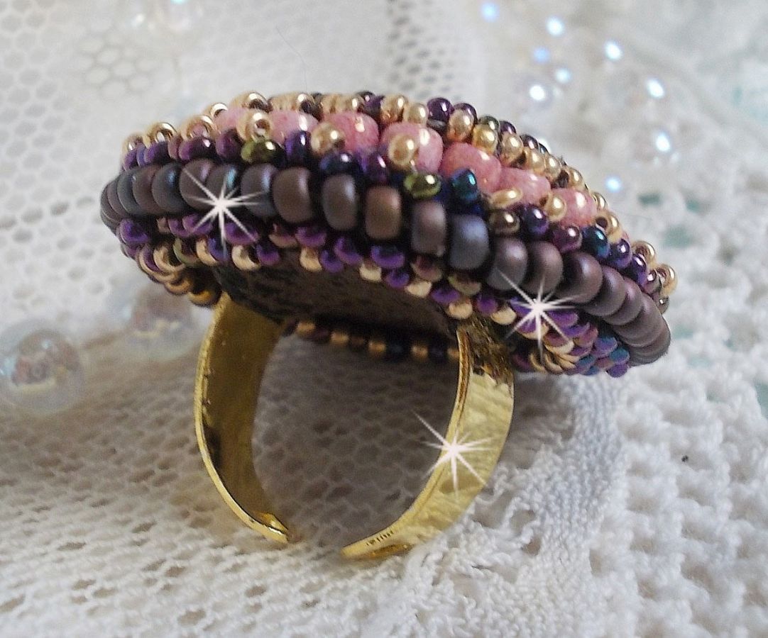 Bonjour Paris ring embroidered with a marbled resin cabochon and Miyuki seed beads