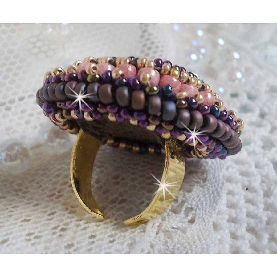 Bonjour Paris ring embroidered with a marbled resin cabochon and Miyuki seed beads