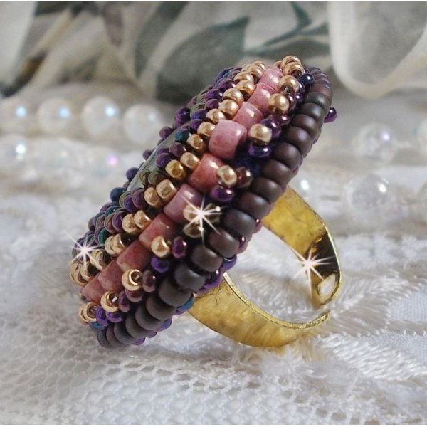 Bonjour Paris ring embroidered with a marbled resin cabochon and Miyuki seed beads