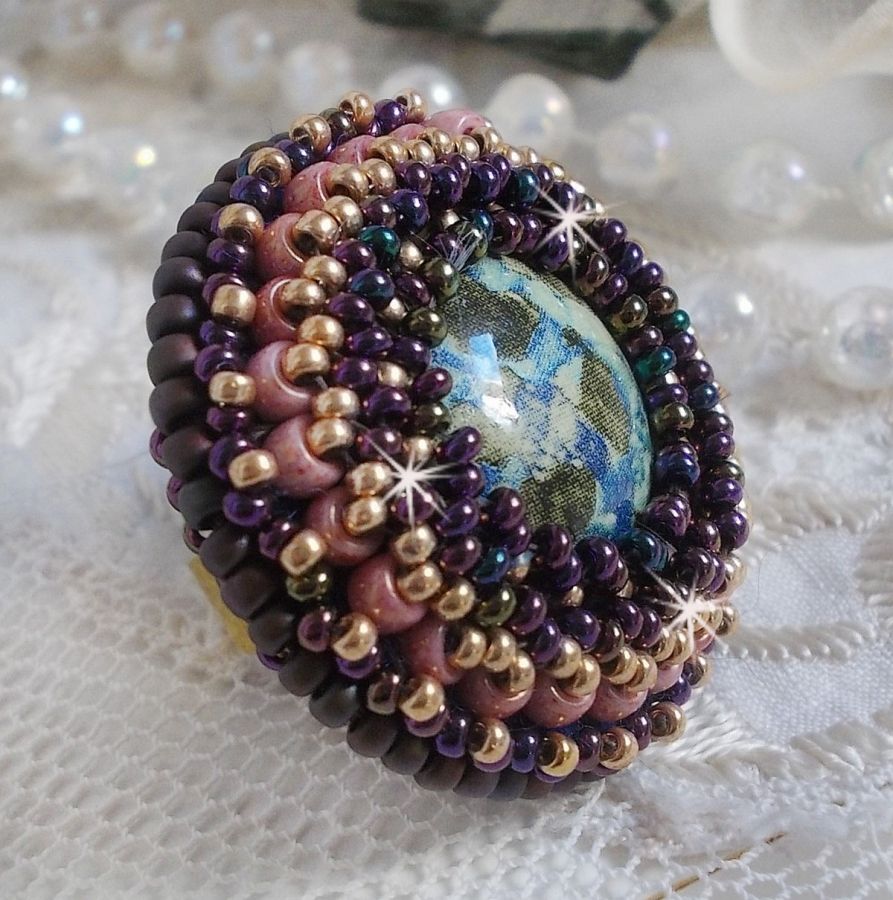 Bonjour Paris ring embroidered with a marbled resin cabochon and Miyuki seed beads