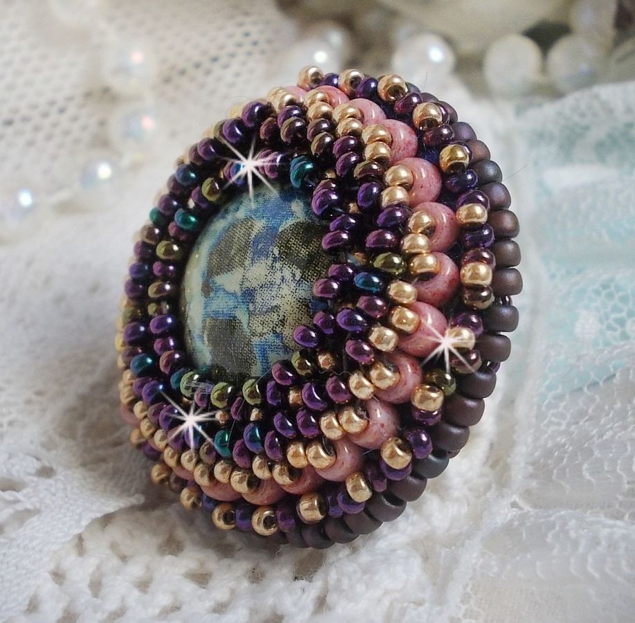 Bonjour Paris ring embroidered with a marbled resin cabochon and Miyuki seed beads