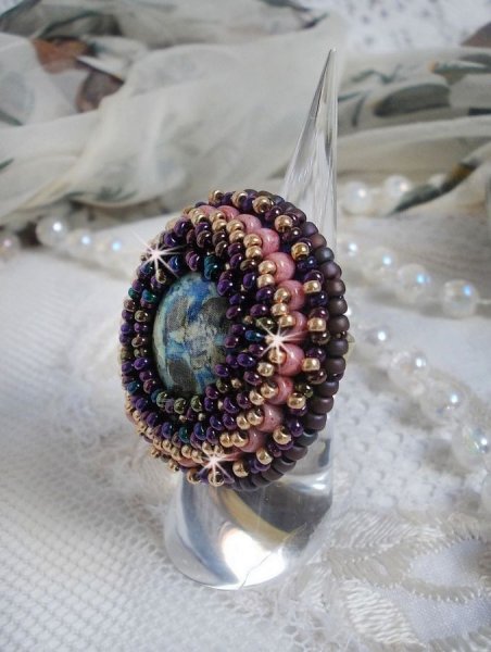 Bonjour Paris ring embroidered with a marbled resin cabochon and Miyuki seed beads