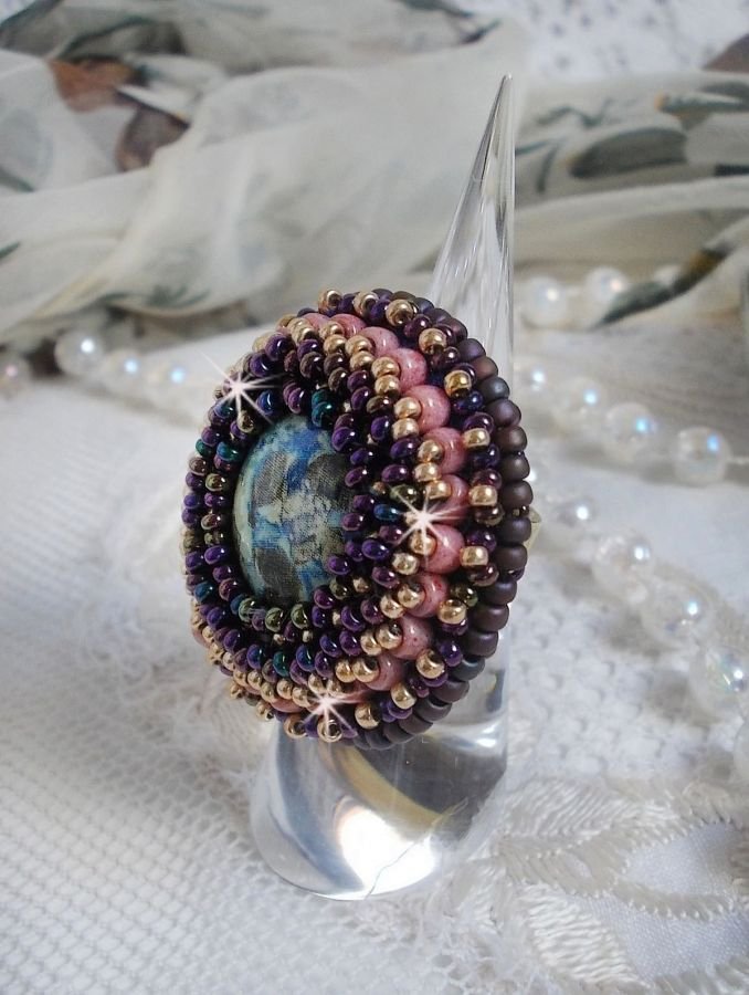 Bonjour Paris ring embroidered with a marbled resin cabochon and Miyuki seed beads