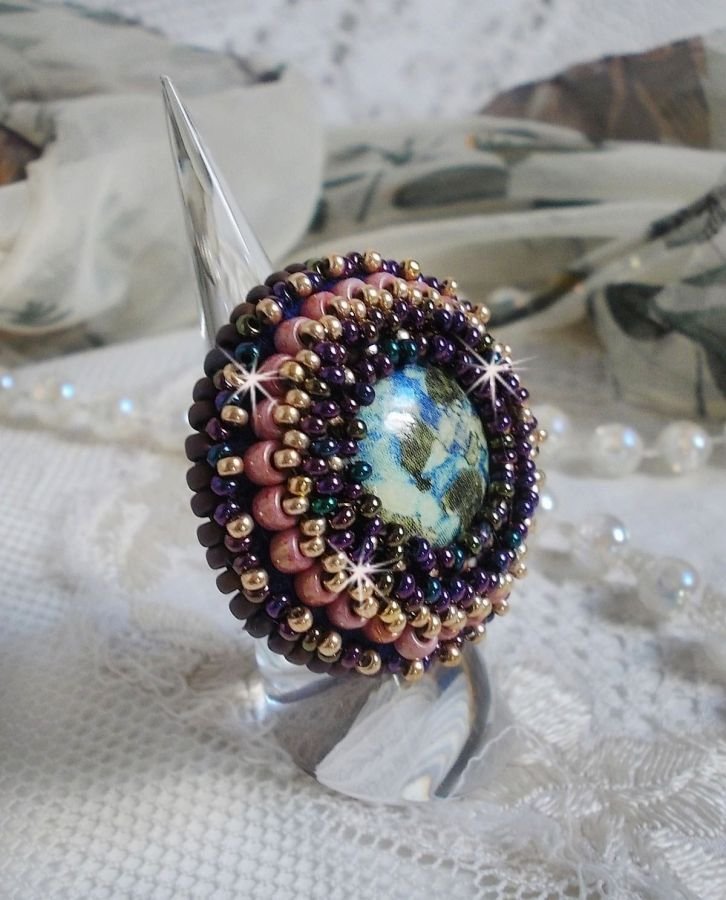 Bonjour Paris ring embroidered with a marbled resin cabochon and Miyuki seed beads