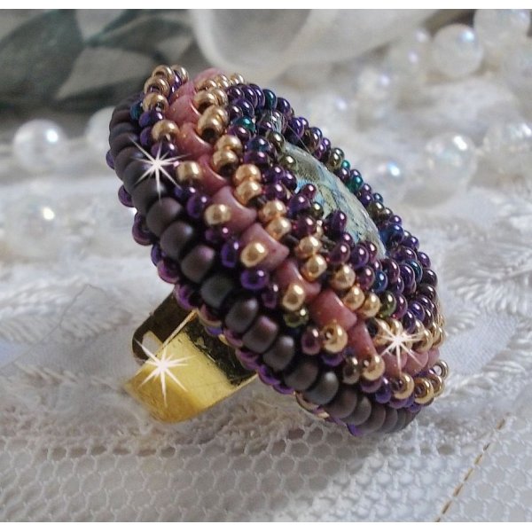 Bonjour Paris ring embroidered with a marbled resin cabochon and Miyuki seed beads