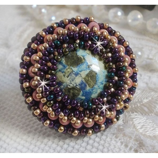 Bonjour Paris ring embroidered with a marbled resin cabochon and Miyuki seed beads