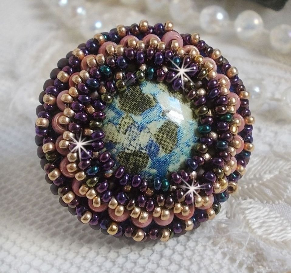 Bonjour Paris ring embroidered with a marbled resin cabochon and Miyuki seed beads