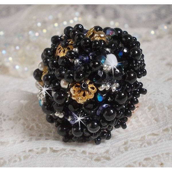 Bague Boule Frou-Frou avec des perles nacr&eacute;es, facettes et des cristaux de Swarovski 