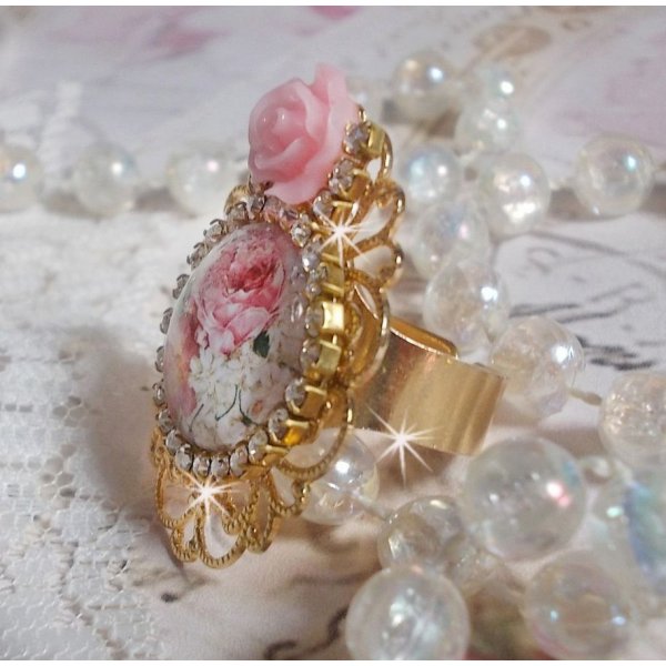Bouquet Valentine ring with a rose cabochon, a resin rose and a Swarovski crystal rhinestone chain