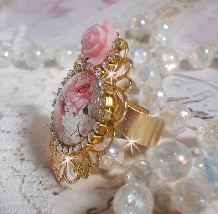 Bouquet Valentine ring with a rose cabochon, a resin rose and a Swarovski crystal rhinestone chain