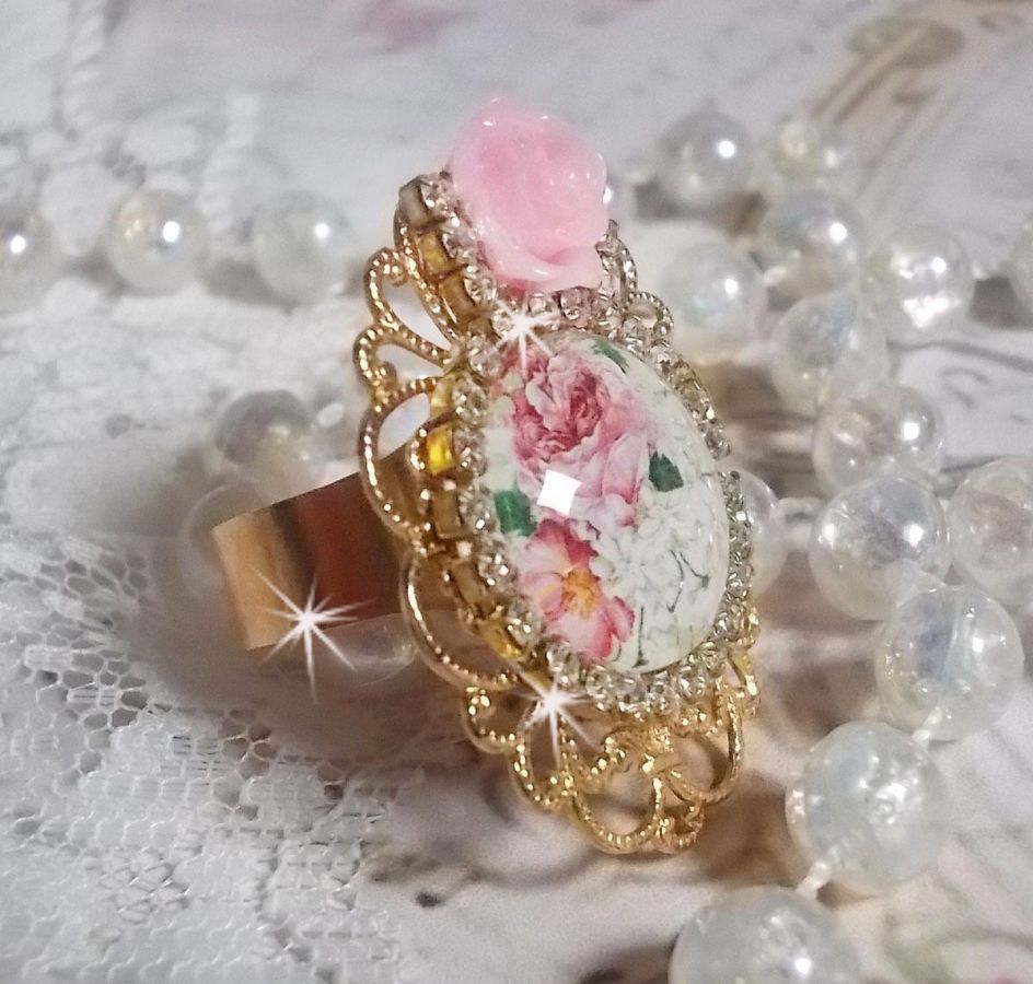 Bouquet Valentine ring with a rose cabochon, a resin rose and a Swarovski crystal rhinestone chain