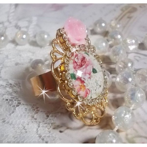Bouquet Valentine ring with a rose cabochon, a resin rose and a Swarovski crystal rhinestone chain