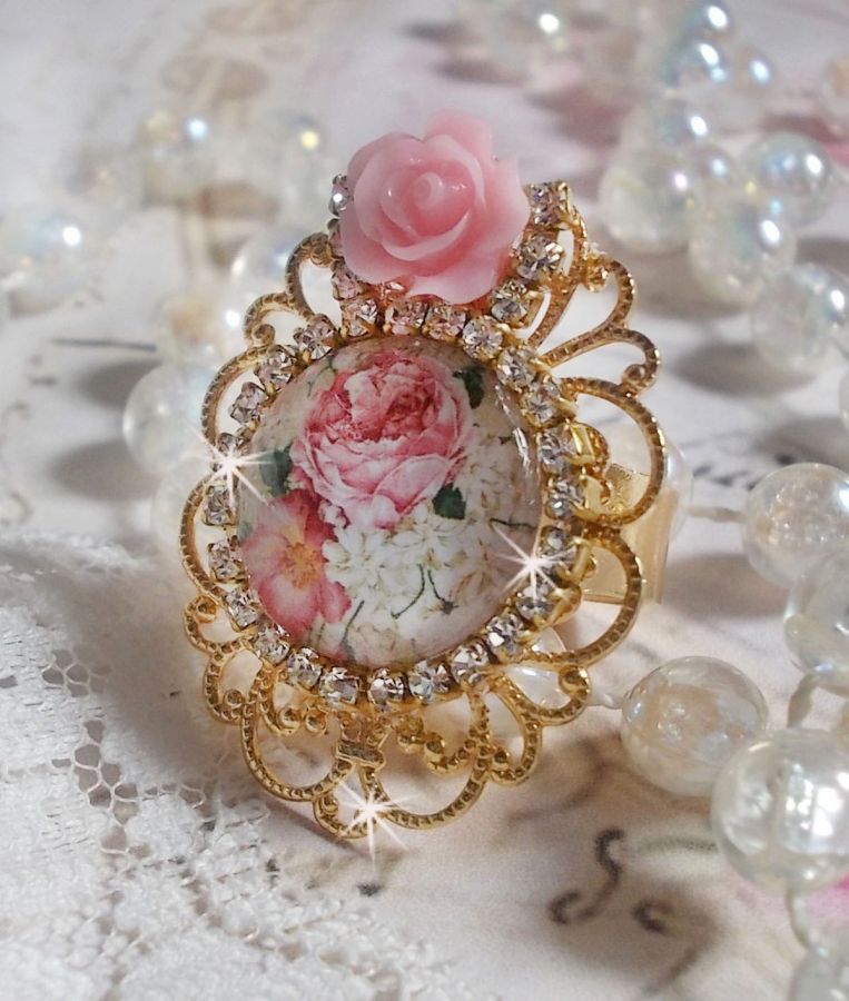 Bouquet Valentine ring with a rose cabochon, a resin rose and a Swarovski crystal rhinestone chain