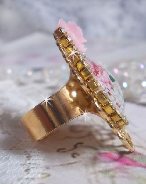 Bouquet Valentine ring with a rose cabochon, a resin rose and a Swarovski crystal rhinestone chain