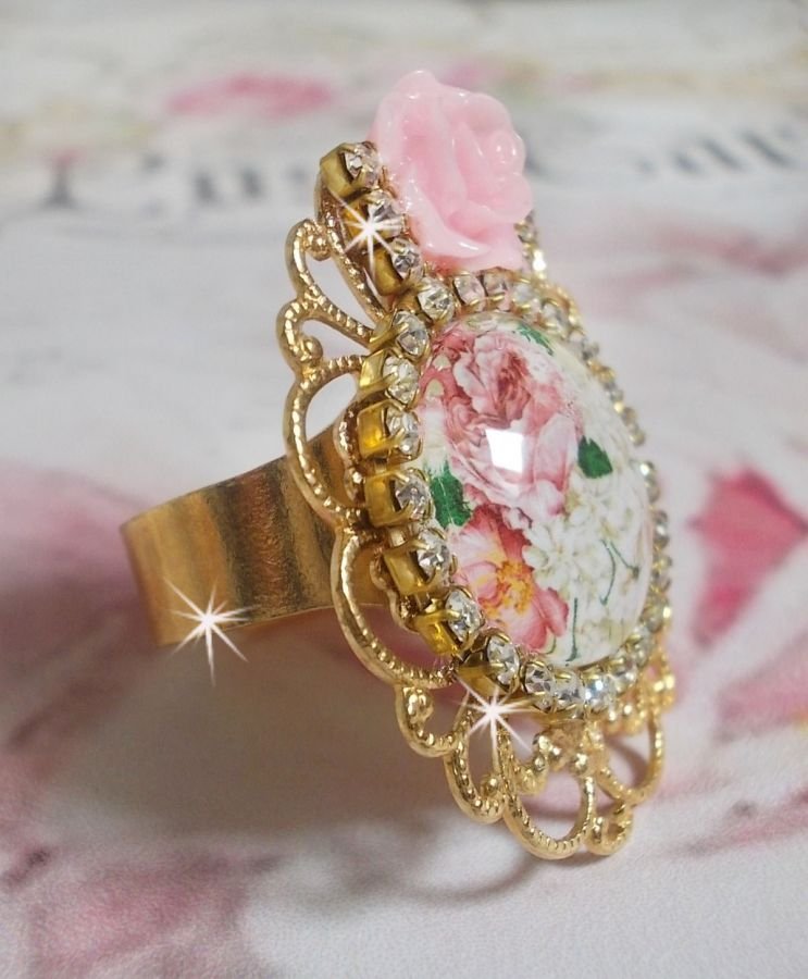 Bouquet Valentine ring with a rose cabochon, a resin rose and a Swarovski crystal rhinestone chain