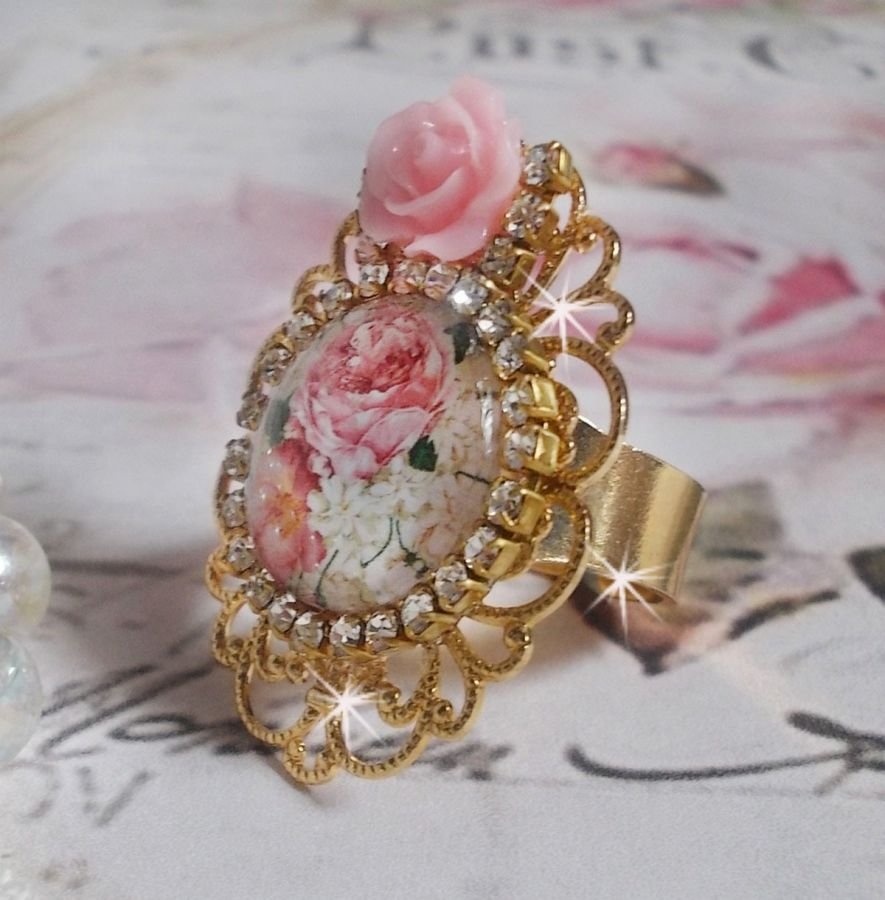 Bouquet Valentine ring with a rose cabochon, a resin rose and a Swarovski crystal rhinestone chain