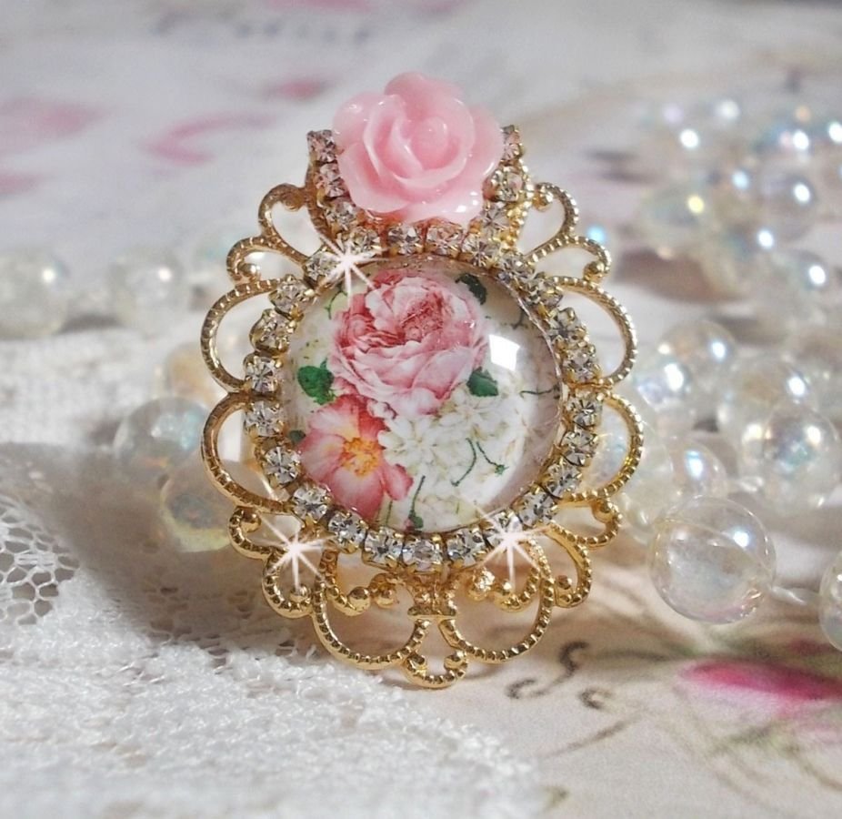 Bouquet Valentine ring with a rose cabochon, a resin rose and a Swarovski crystal rhinestone chain