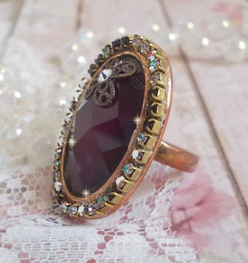 Chic Burgundy ring created with PureCrystal crystals, a flower shape stamp and a glass cabochon.