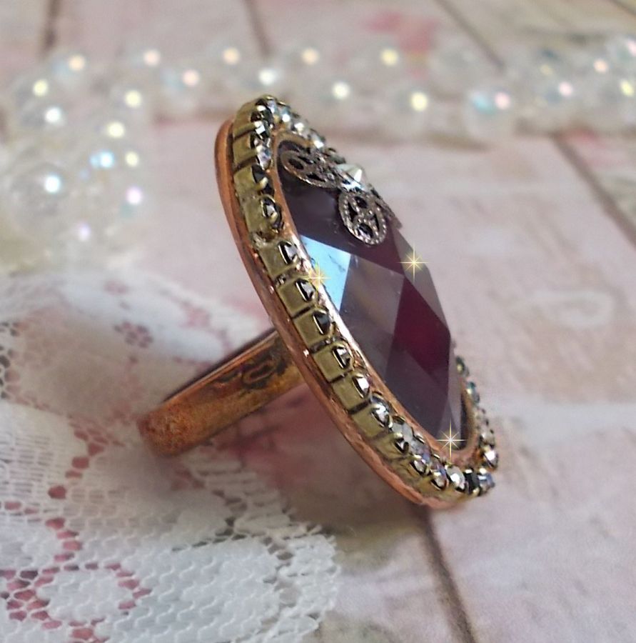 Chic Burgundy ring created with PureCrystal crystals, a flower shape stamp and a glass cabochon.