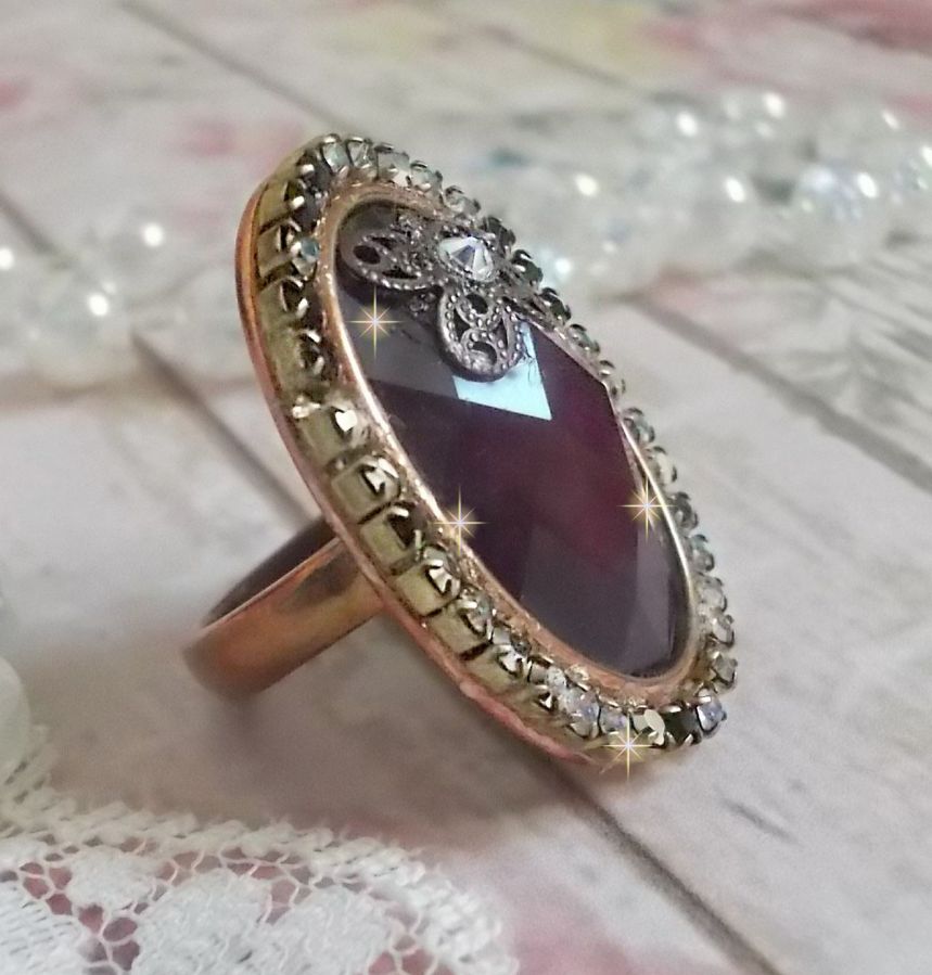 Chic Burgundy ring created with PureCrystal crystals, a flower shape stamp and a glass cabochon.