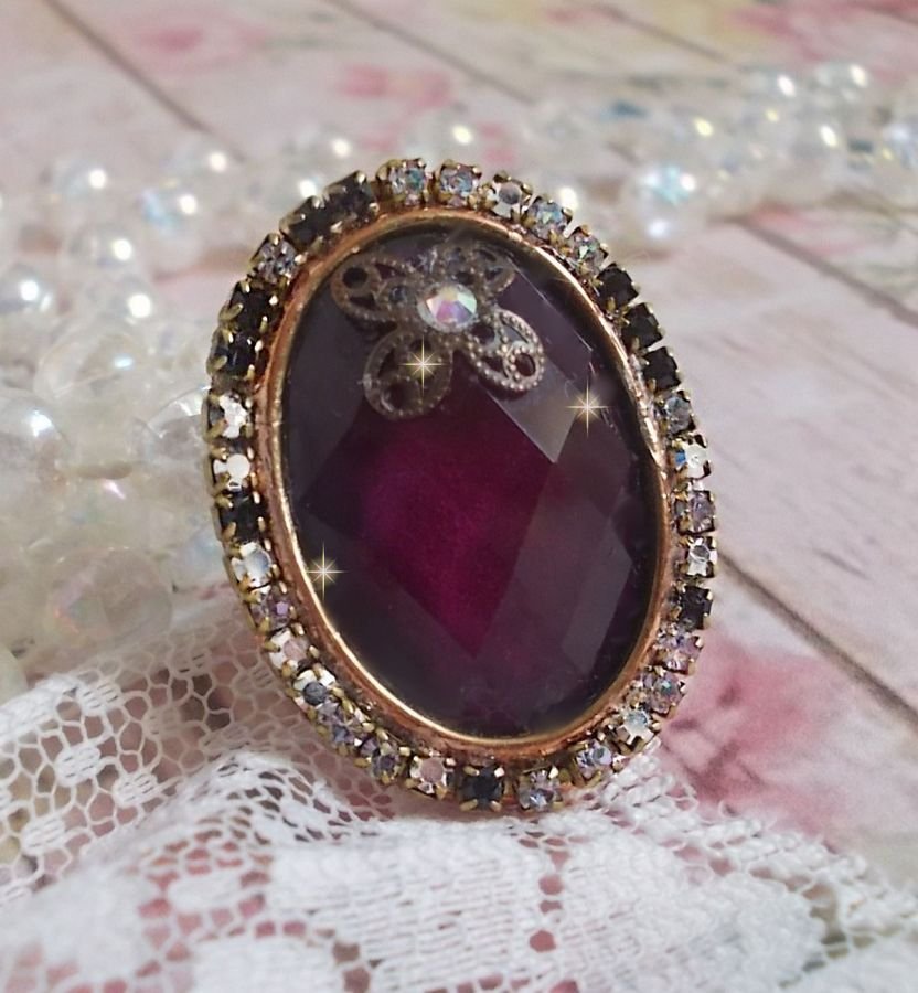 Chic Burgundy ring created with PureCrystal crystals, a flower shape stamp and a glass cabochon.