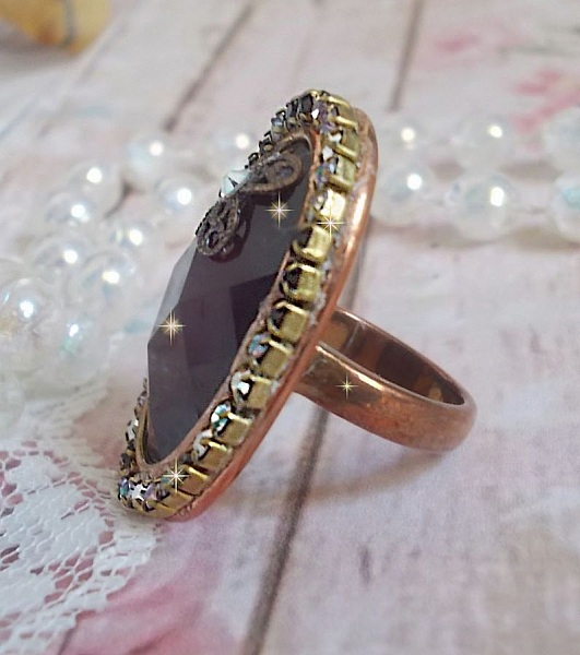 Chic Burgundy ring created with PureCrystal crystals, a flower shape stamp and a glass cabochon.