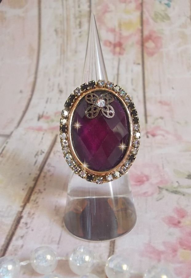 Chic Burgundy ring created with PureCrystal crystals, a flower shape stamp and a glass cabochon.