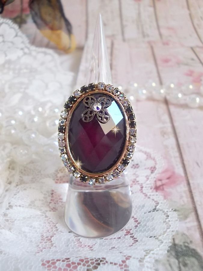 Chic Burgundy ring created with PureCrystal crystals, a flower shape stamp and a glass cabochon.