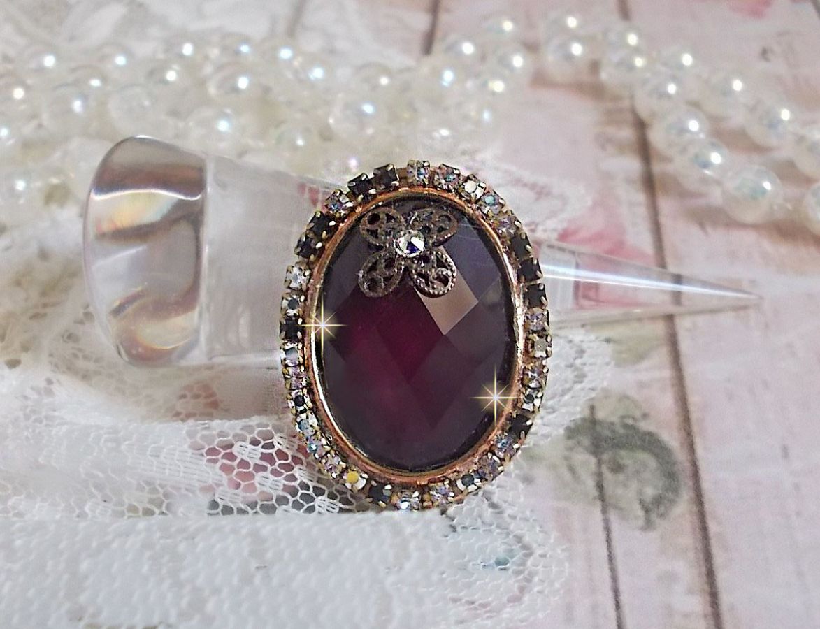 Chic Burgundy ring created with PureCrystal crystals, a flower shape stamp and a glass cabochon.