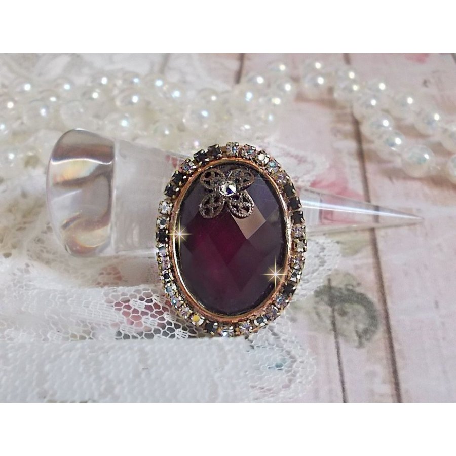 Chic Burgundy ring created with PureCrystal crystals, a flower shape stamp and a glass cabochon.