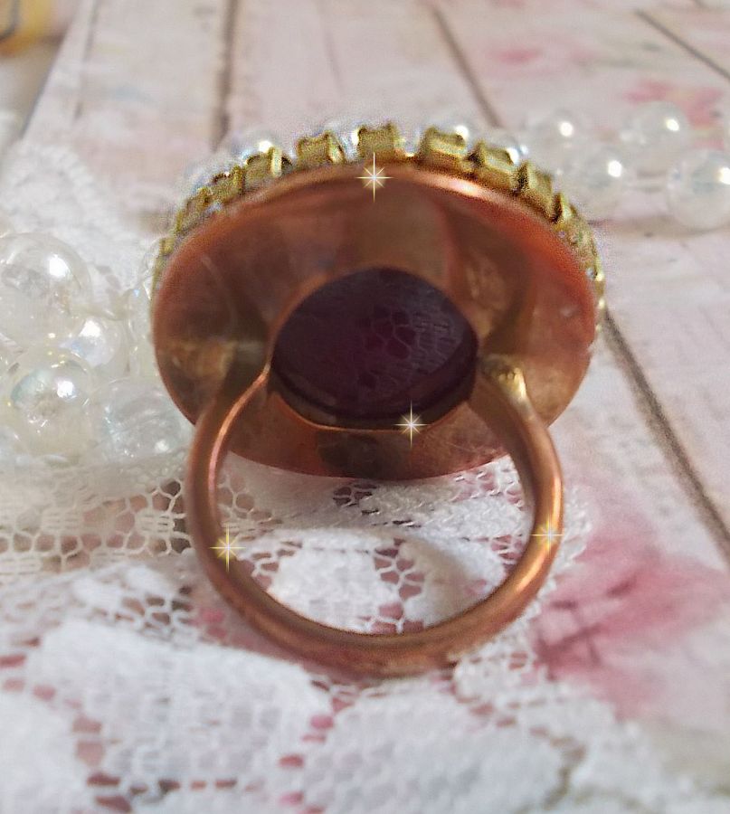 Chic Burgundy ring created with PureCrystal crystals, a flower shape stamp and a glass cabochon.