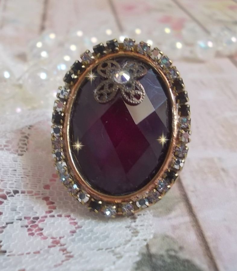 Chic Burgundy ring created with PureCrystal crystals, a flower shape stamp and a glass cabochon.