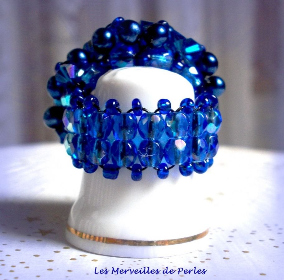 Night Blue Ring with facets and spinning tops in Swarovski crystal