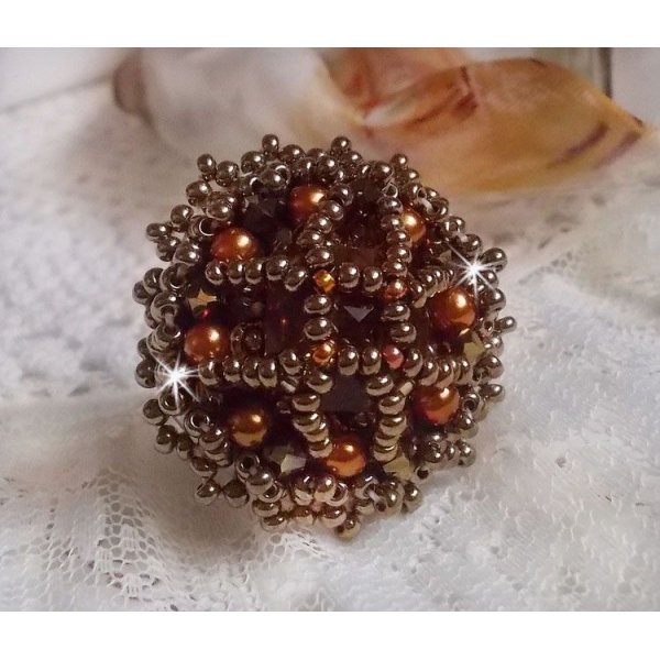 Bague Harmony Ambre brodée avec des cristaux de Swarovski et de très belles perles