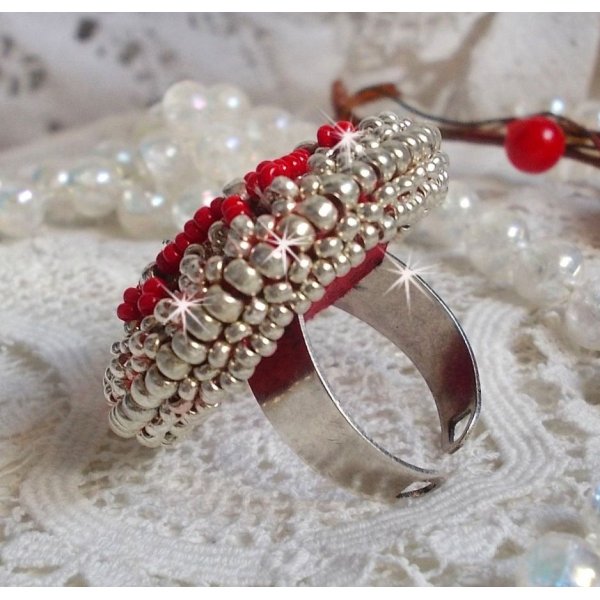 Drigon Red ring embroidered with a red Swarovski crystal cabochon, silver bezels and seed beads