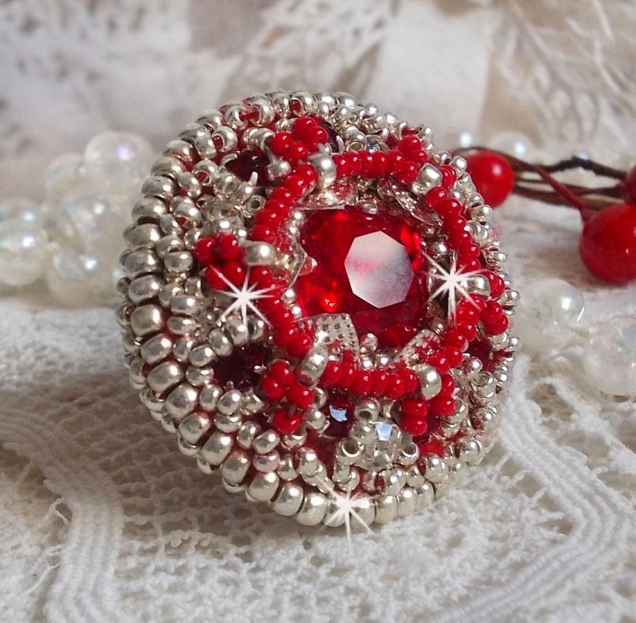 Drigon Red ring embroidered with a red Swarovski crystal cabochon, silver bezels and seed beads